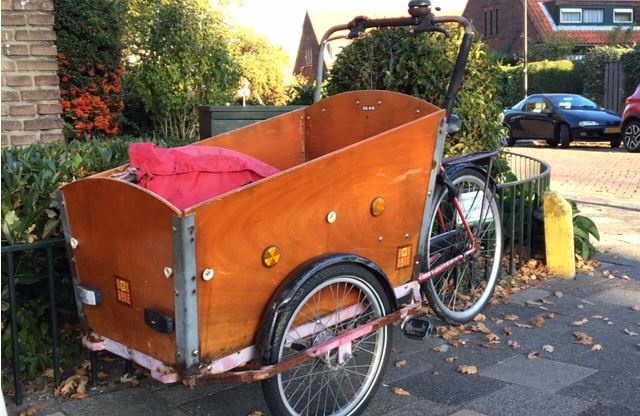 Van wie is deze bakfiets op het Ruysdaelplein