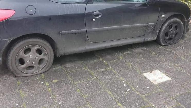 Autobanden kapot gesneden in Muziekbuurt