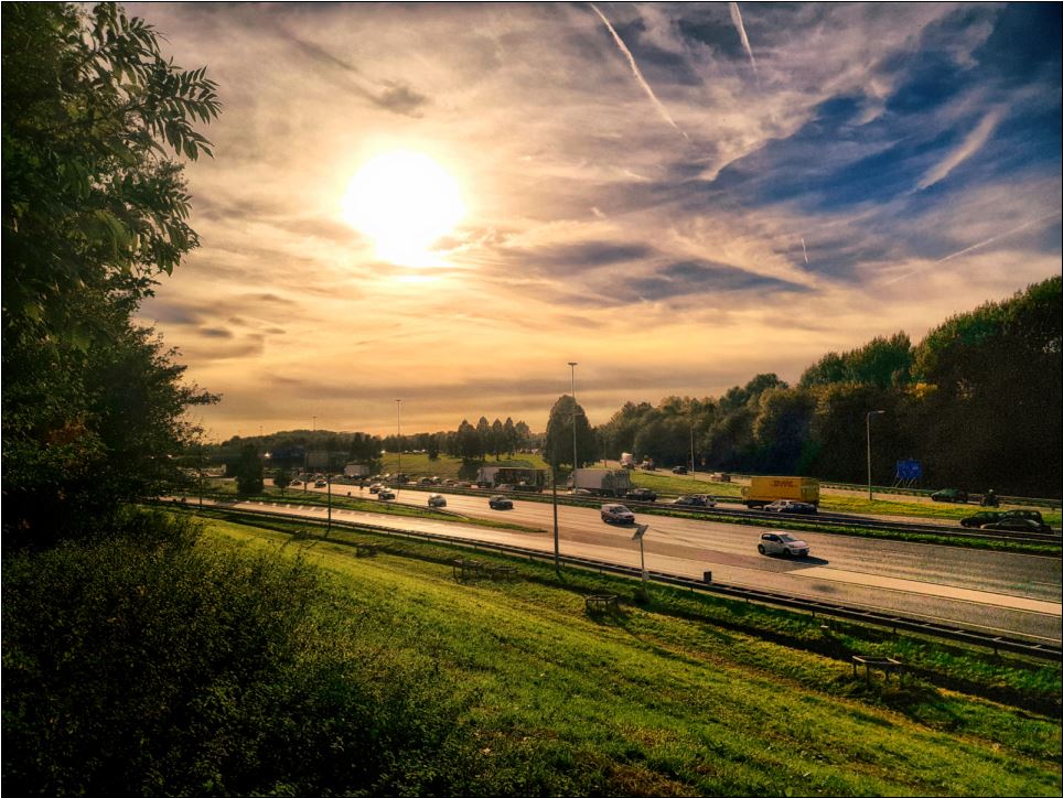 Ondergaande zon boven de A4
