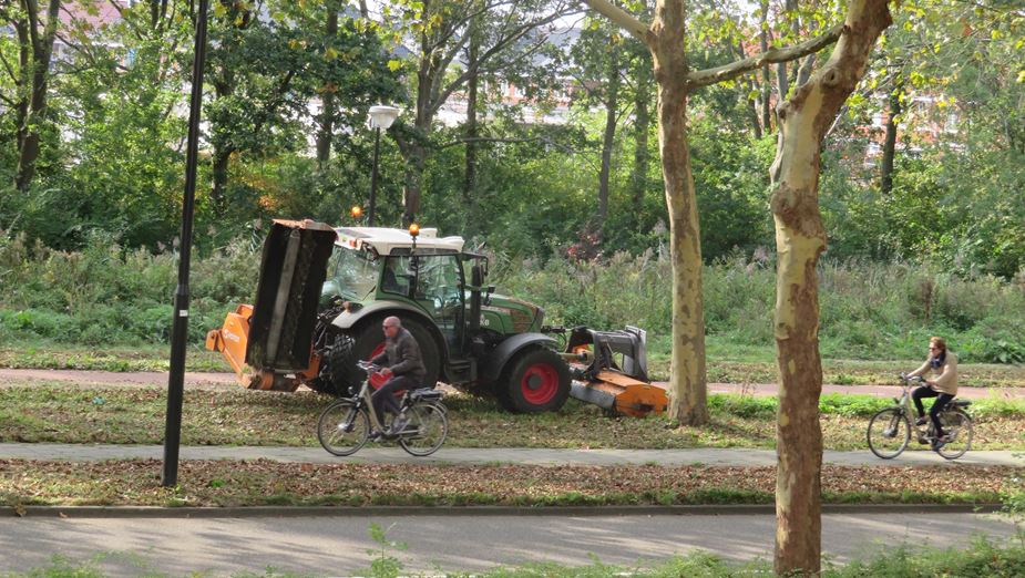 Gras wordt gemaaid in nieuw Rijswijk