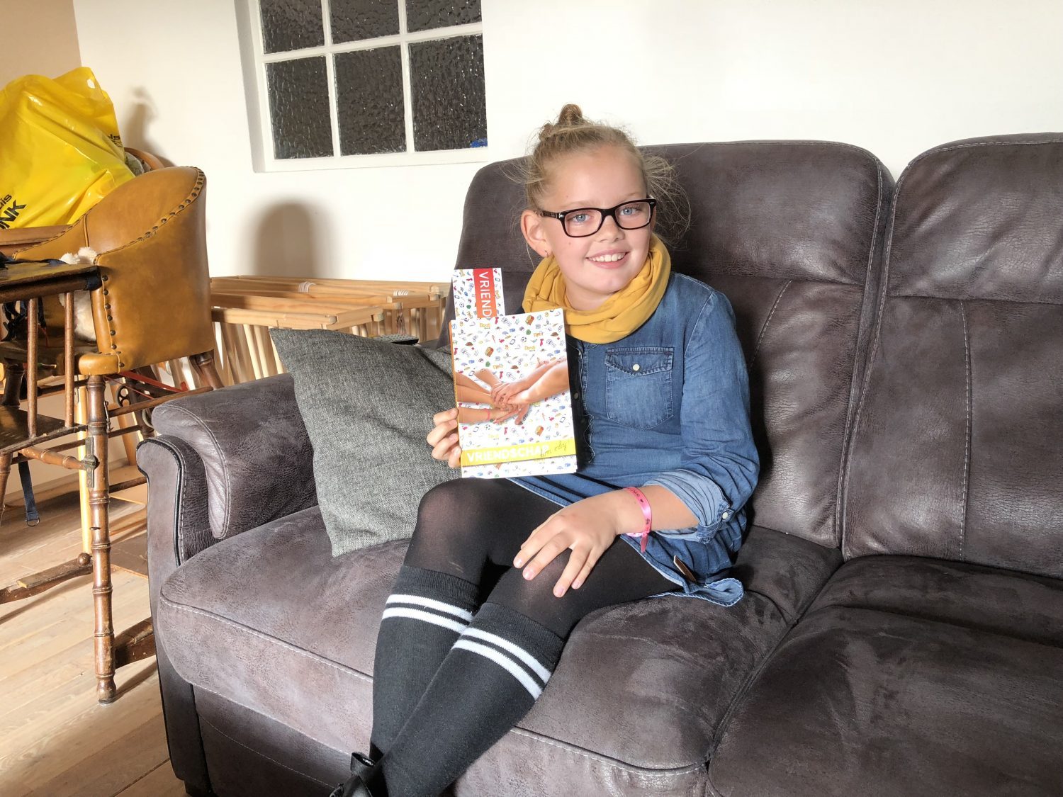Jolien wint boek Vriendschap van Oostland Literair