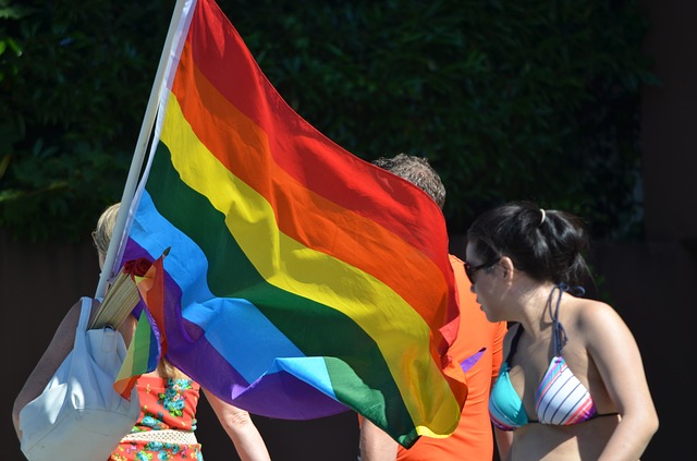 De regenboogvlag gaat uit op 11 oktober