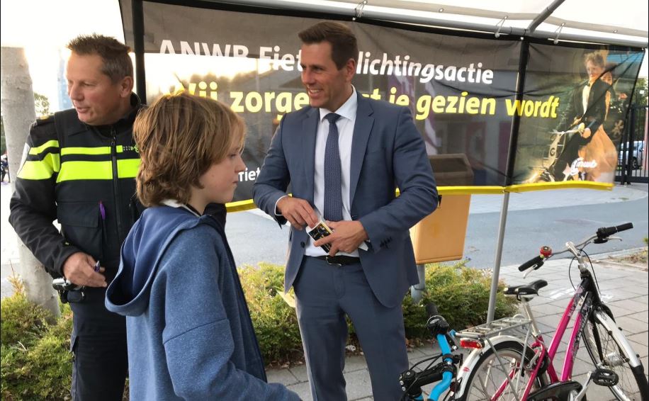 Refleks controleert fietsverlichting leden