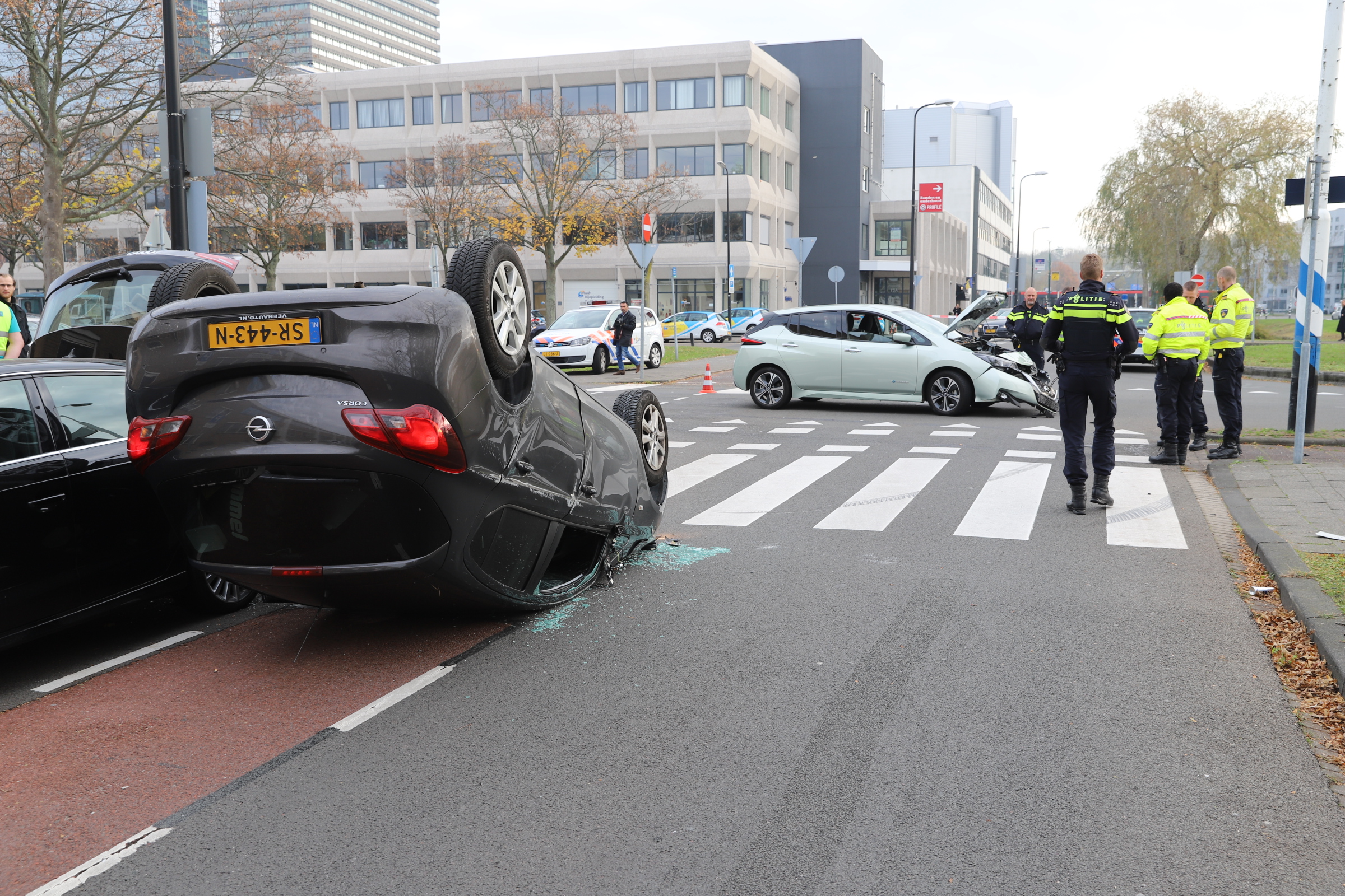 Auto ondersteboven na aanrijding op Verrijn Stuartlaan