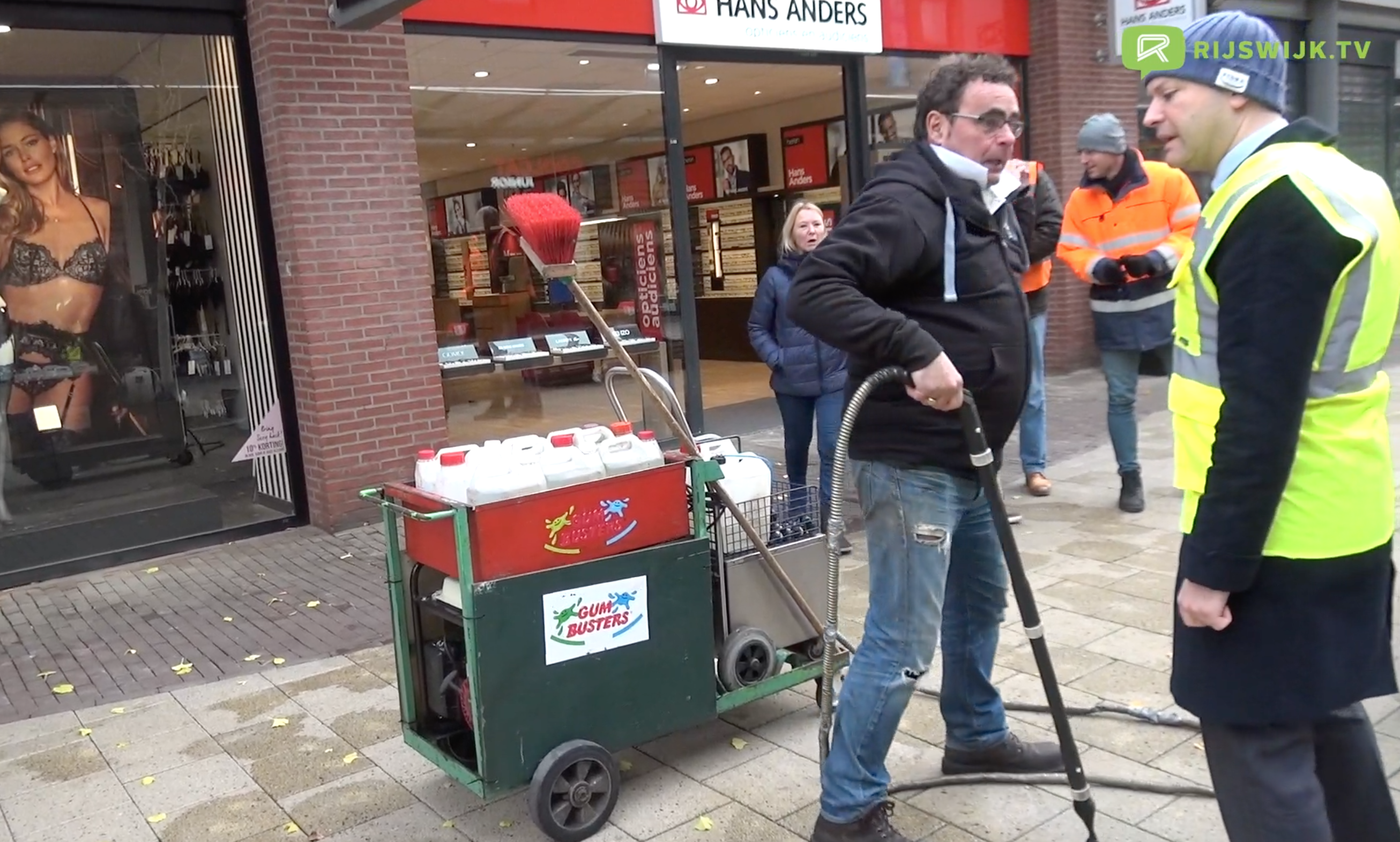 [VIDEO] Vrijwillig kauwgom krabben in de Bogaard