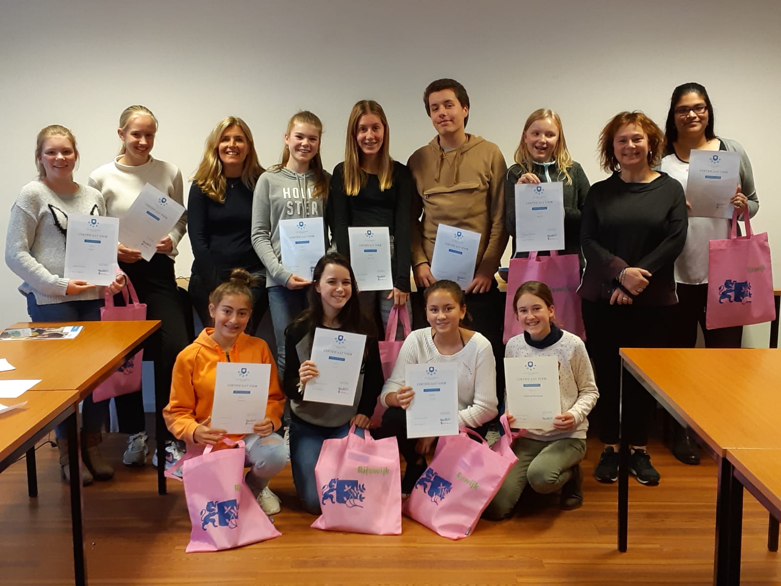 Diploma voor elf Rijswijkse oppasjongeren