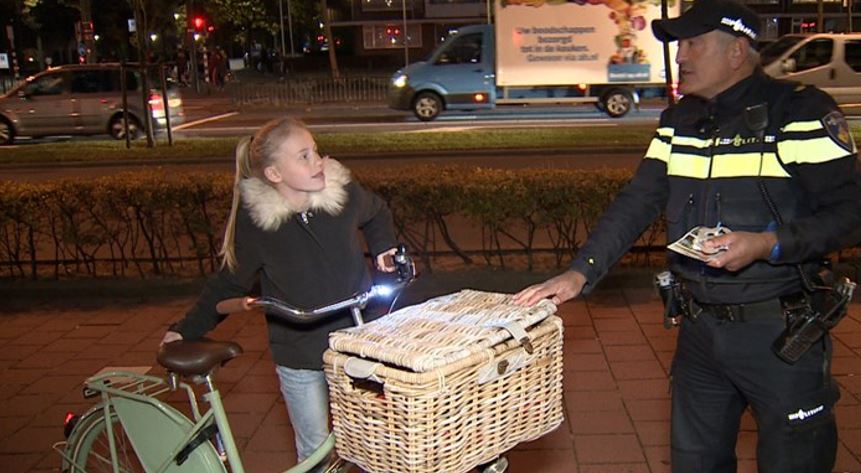 Boetes en ’thuiskomlampjes’ uitgedeeld bij fietslichtcontrole