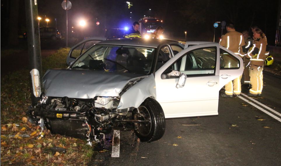Auto tegen lantaarnpaal op Lange kleiweg