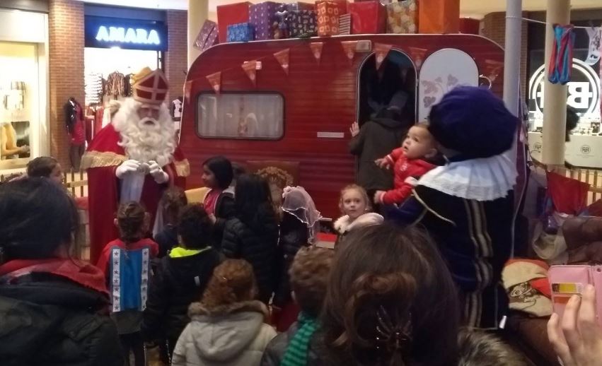 Met Sinterklaas op de foto in de Bogaard