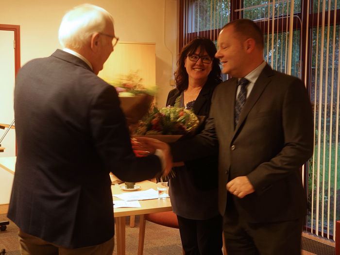 Wethouder  Hanneke van de Gevel en van Frank van Kuppeveld in De Schakelaar