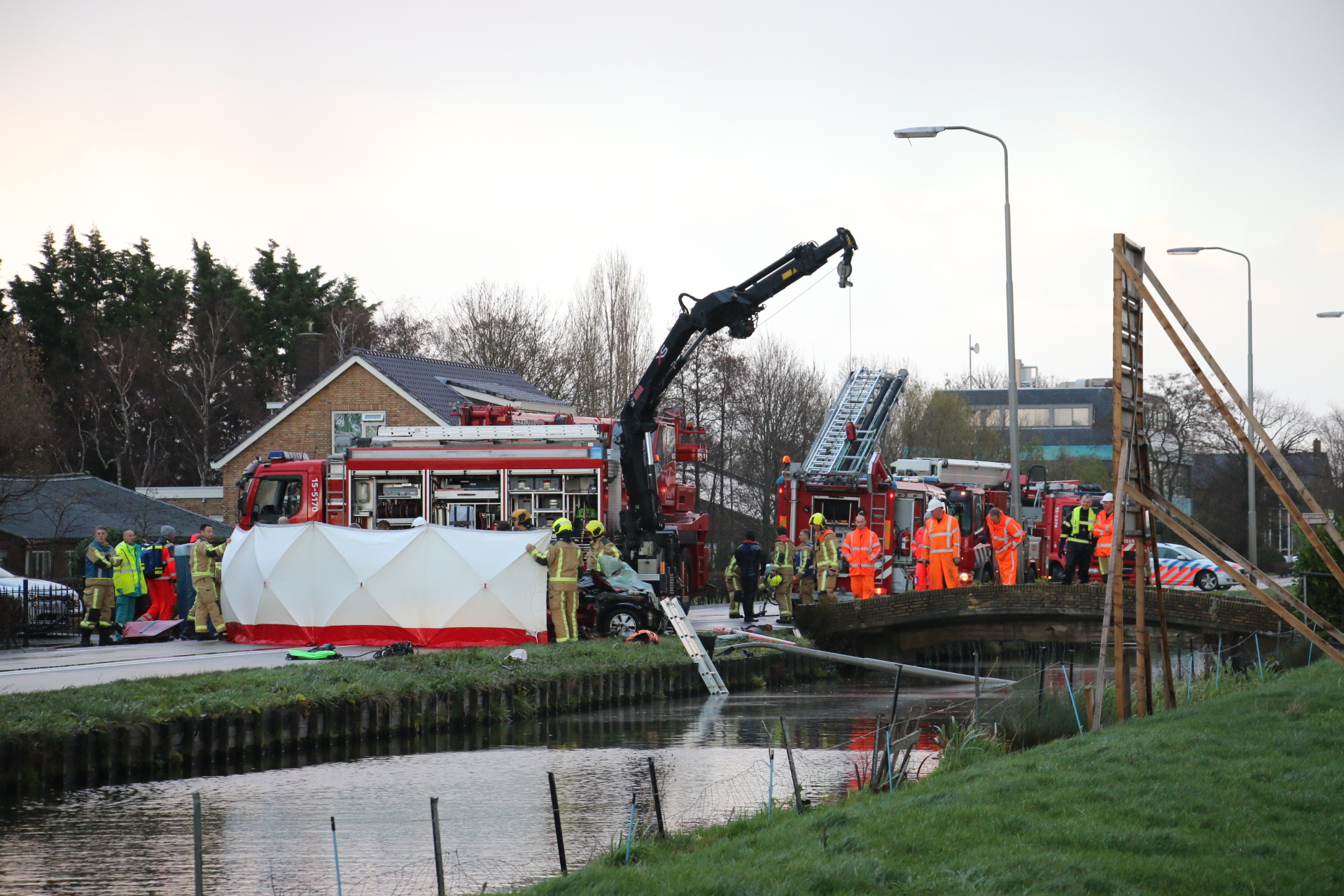 Automobilist belande in water Katwijkerlaan