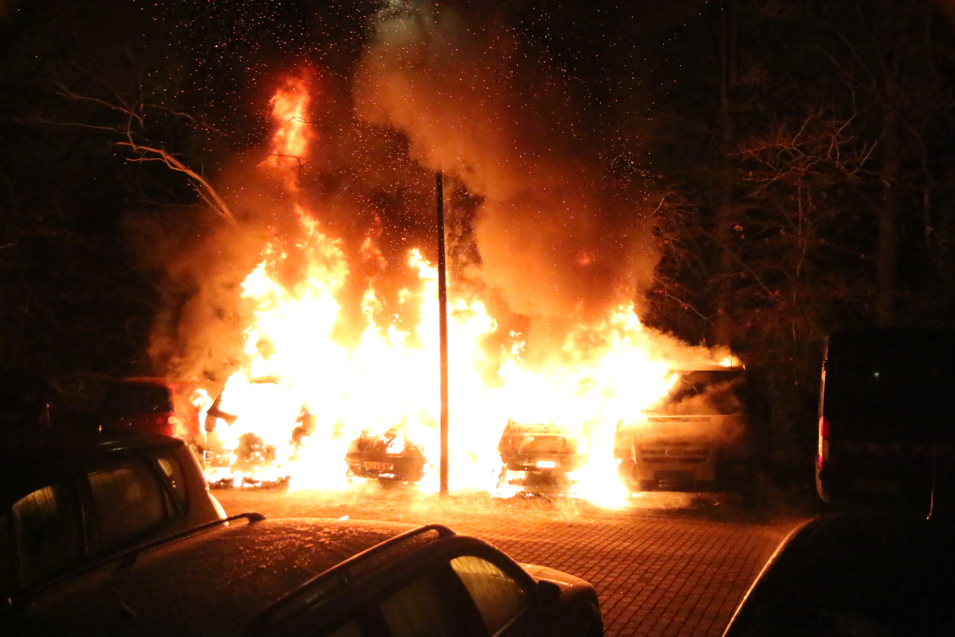 Vijf auto’s verwoest door brandstichting