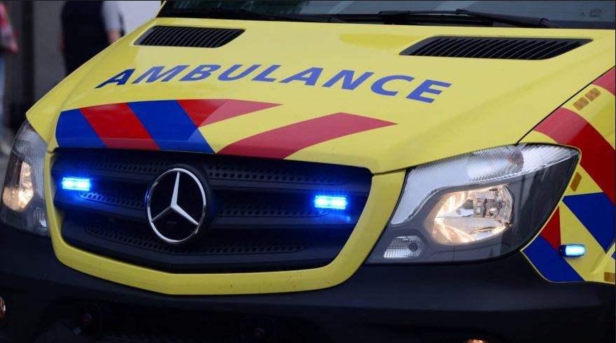 Scooter aangereden, automobilist rijdt door