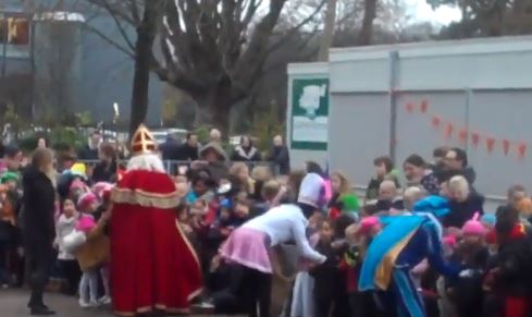 Brandweer haalt Pieten van dak Godfried Bomansschool