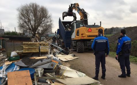 Handhaving haalt nog veel (brandbaar) afval van de straat