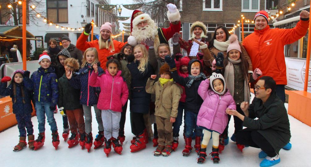 Kerstman verrast kinderen met een bezoek