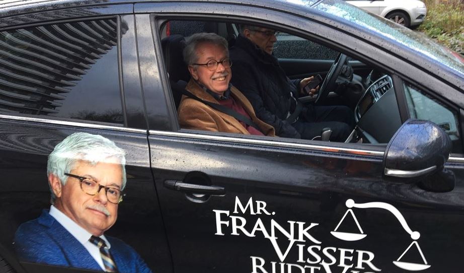 Mr. Frank Visser neemt alle tijd voor bewoners Muziekbuurt