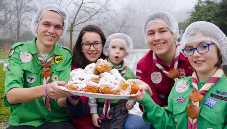 Scouts bakken en bezorgen duizenden oliebollen