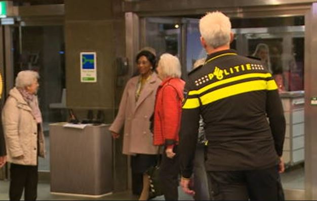 Politie haalt 30 eenzame ouderen van huis