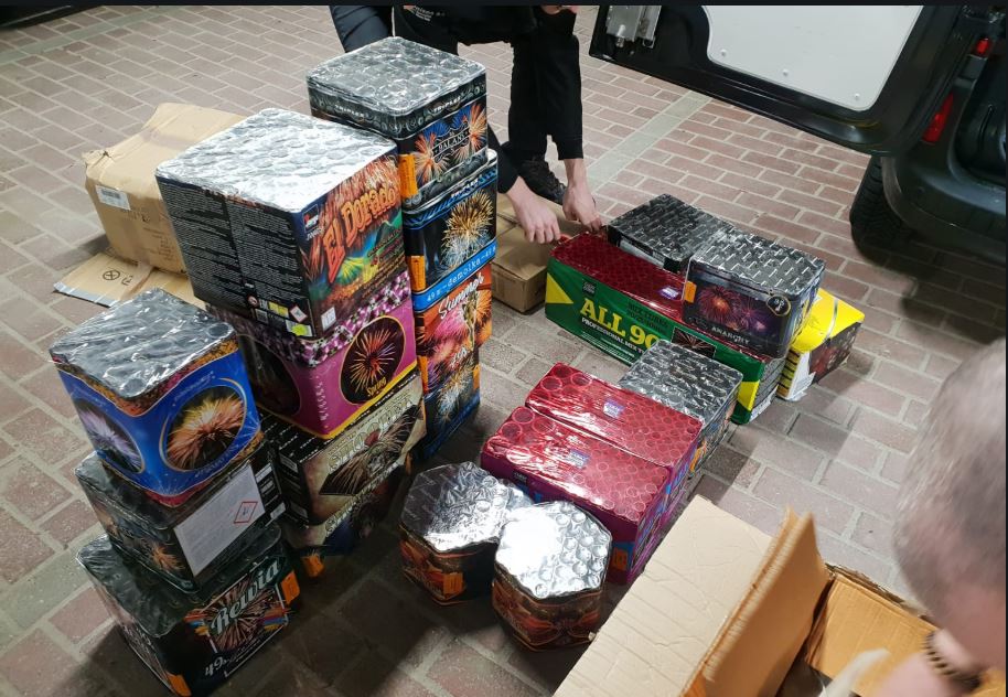 Zwaar beladen auto met 200 kg professioneel vuurwerk