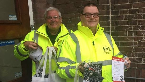 Buurt Preventie Team Oud Rijswijk deelt vuurwerkbrillen uit