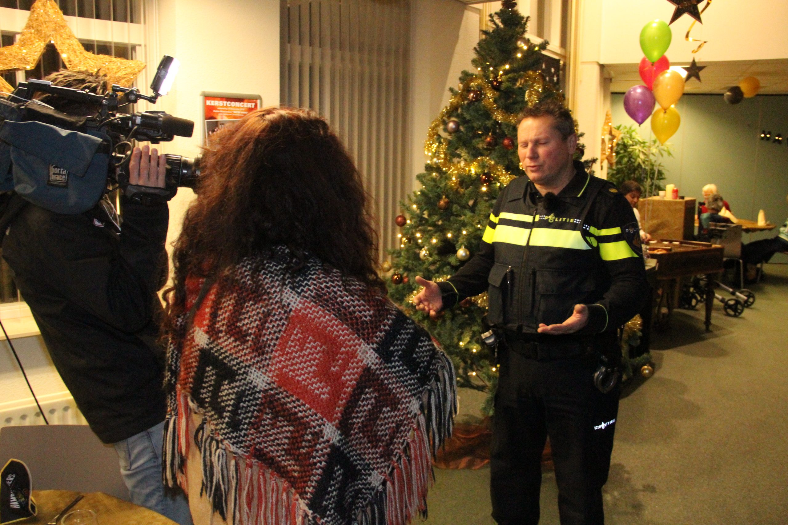 TV West filmde bij ouderendiner van de Rijswijkse politie