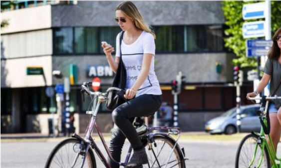 Mobiel vasthouden op fiets vanaf 1 juli verboden
