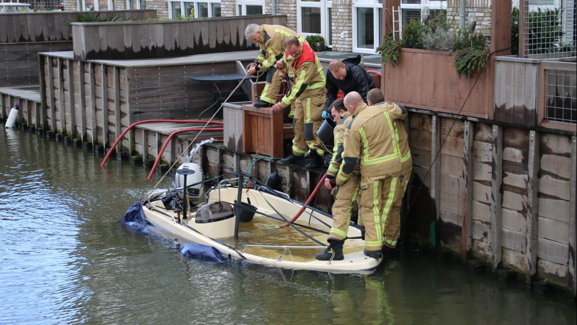 Brandweer zet pompen in om boot leeg te pompen