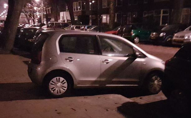 Caen van Necklaan heeft last van foutparkeerders