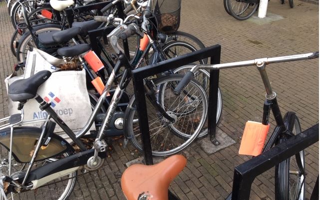 Handhaving stickert achtergelaten fietsen