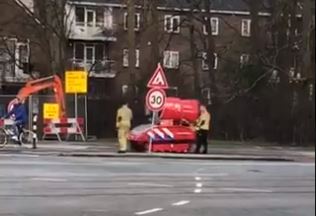 Rijswijkse Brandweer laat waterkanon uit bij de haven