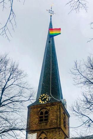 Regenboogvlag op de Rijswijkse Oude Kerk