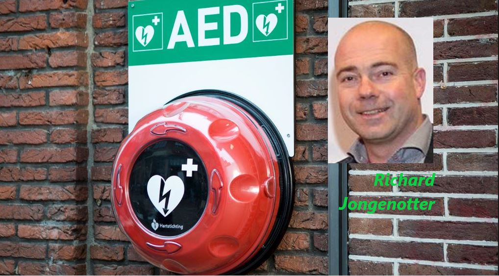 Plus Jongenotter hangt AED aan gevel