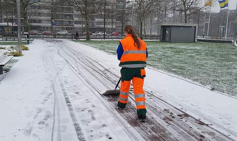Veel gevallen sneeuw moet van de fietspaden