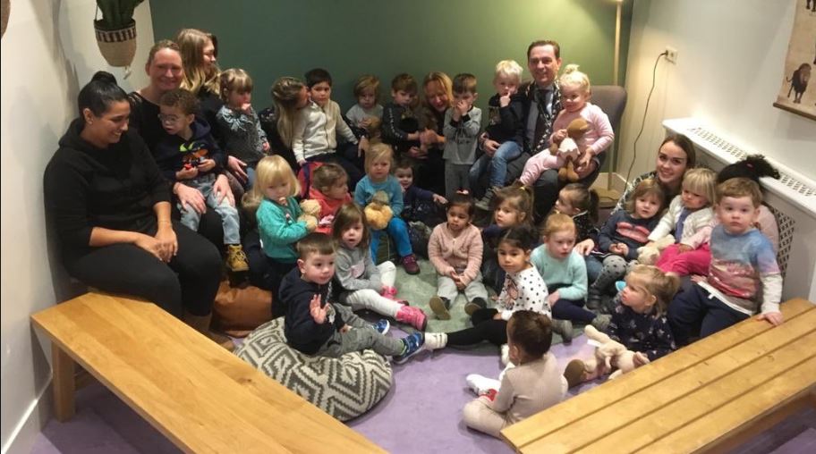 [VIDEO] Burgemeester Bezuijen leest kinderen voor op kinderopvang ZO