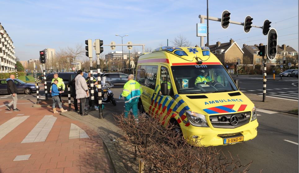 Vrouw geschept door afslaand busje