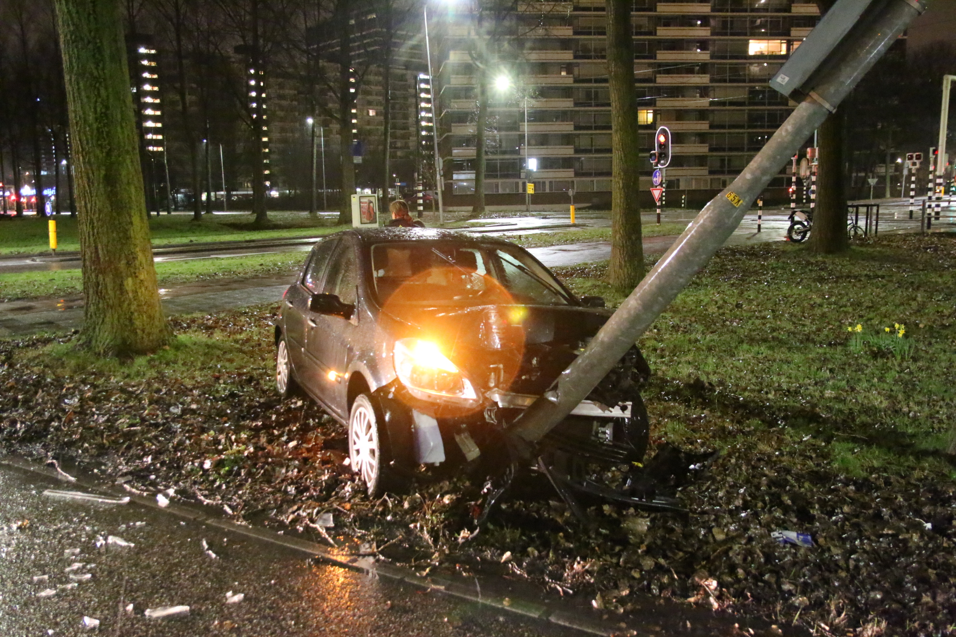 Auto crasht tegen lantaarnpaal Beatrixlaan