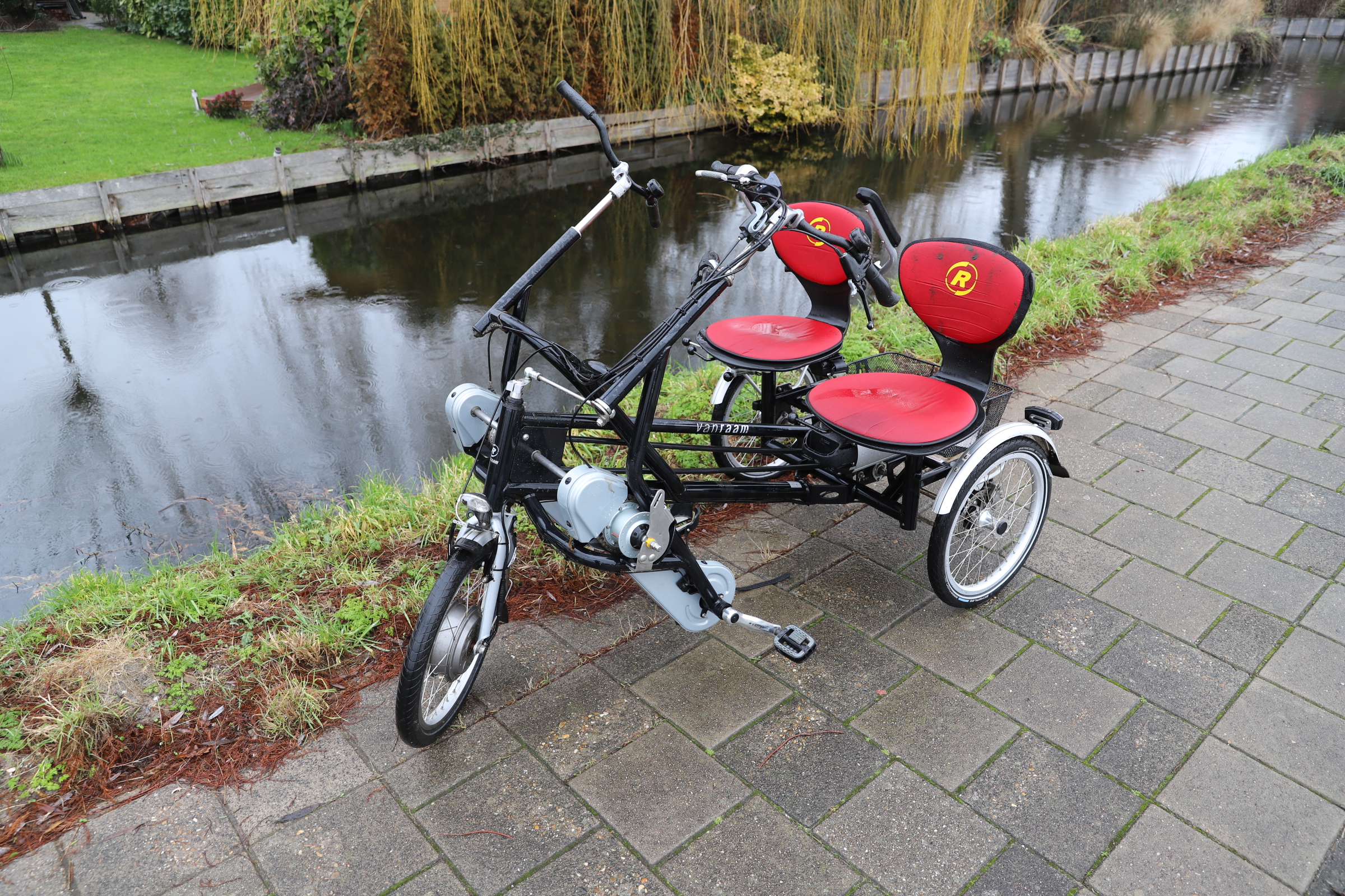 Elektrische driewieler raakt te water Molenweg Nootdorp