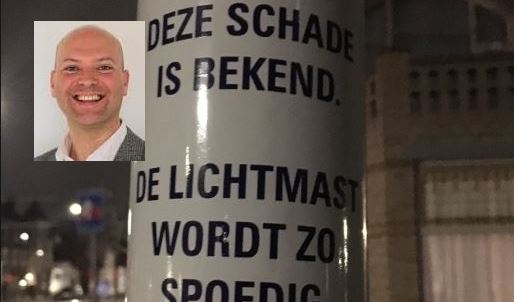 Wethouder op de fiets langs de Rijswijkse straatverlichting