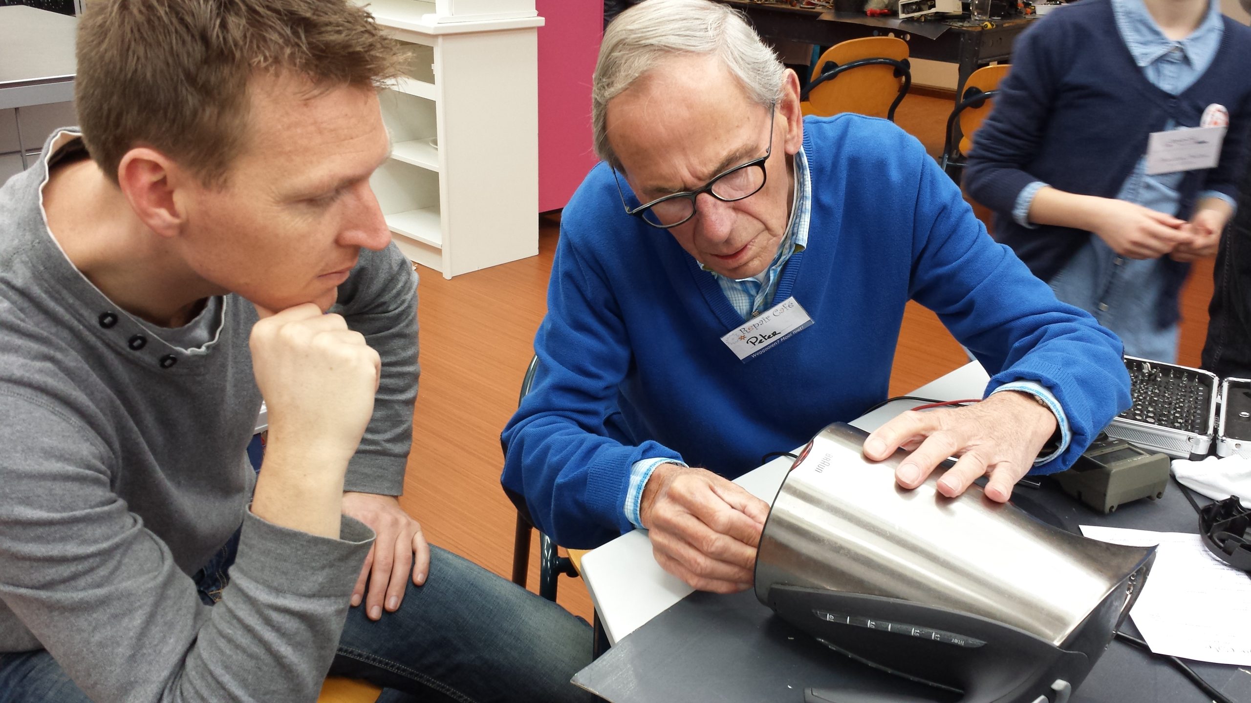 Aandacht voor tuingereedschap bij Repair Cafe