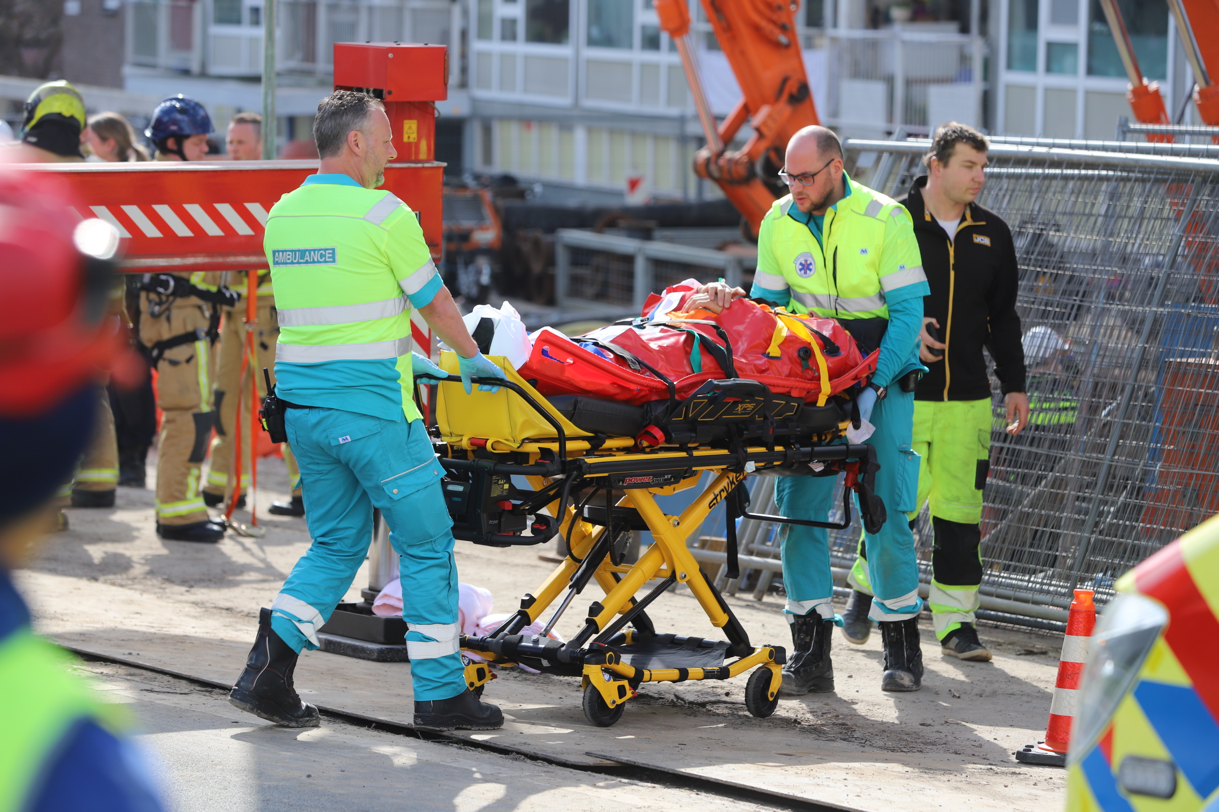 Man valt in put tijdens werkzaamheden Beatrixlaan