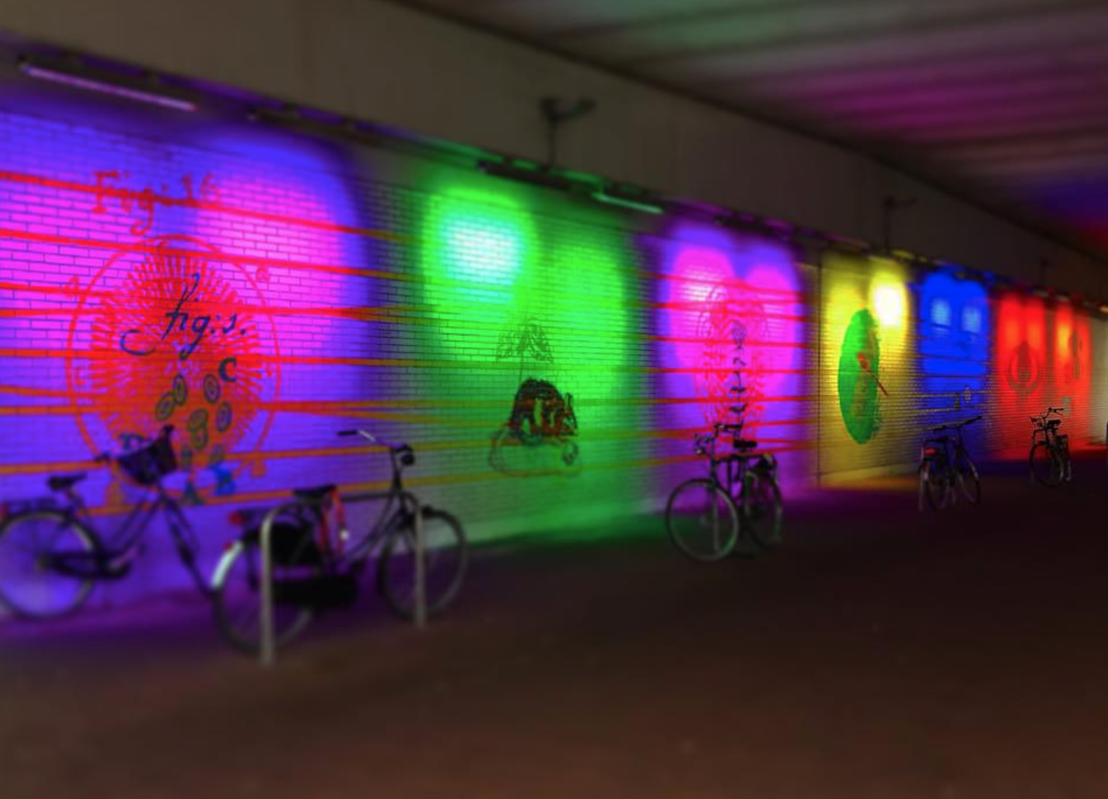 Kunst met lampjes aan rand van winkelgebied Voorburg