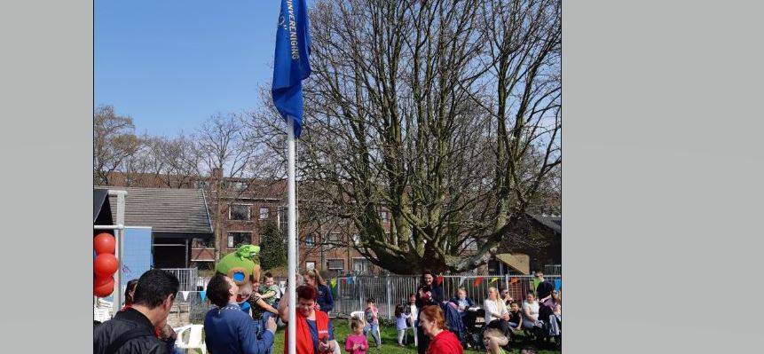Burgemeester Bezuijen hijst Buvelio vlag