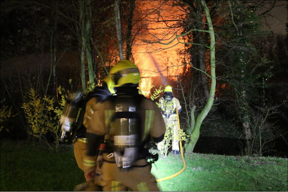 Uitslaande brand bij oude bowlingcentrum Julialaantje