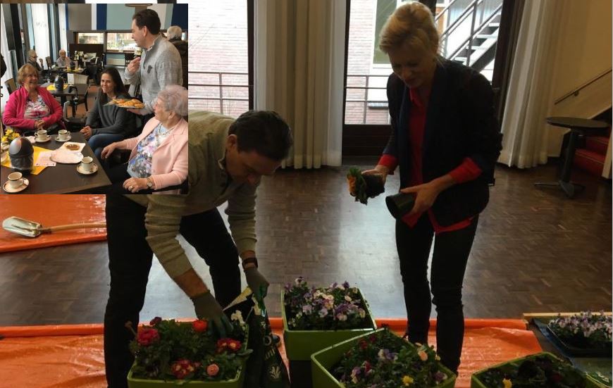 Burgemeester en wethouder vullen terrasbakken