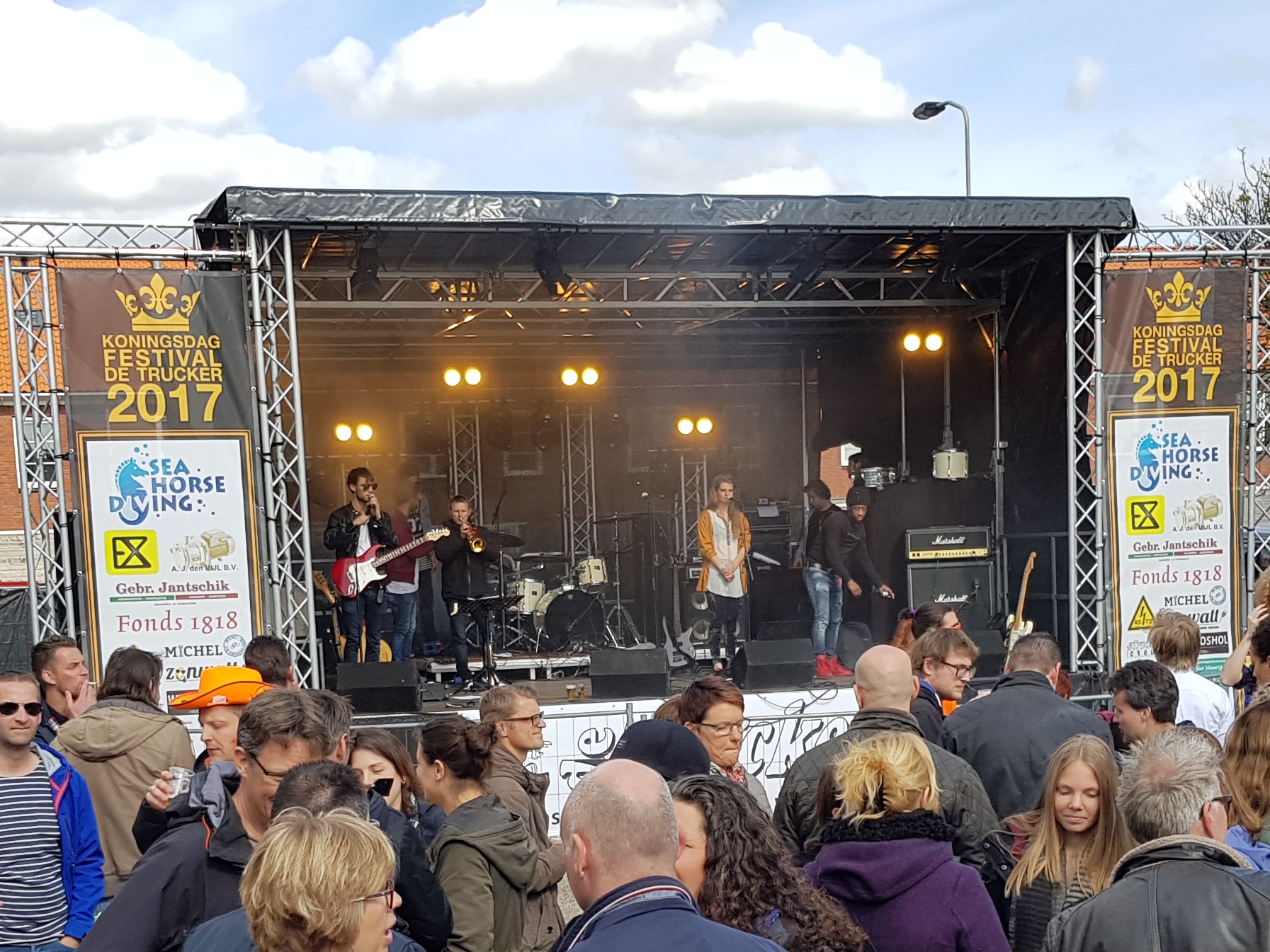 Muziekfestival tijdens Koningsdag in Stationsstraat