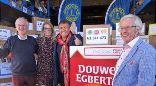 Lionsclub geeft René Froger koffie voor Voedselbank