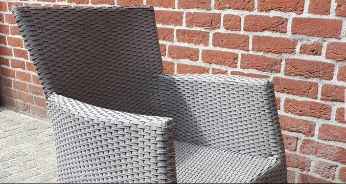 Tuinstoelen op A4 gegooid,  verdachte  aangehouden 