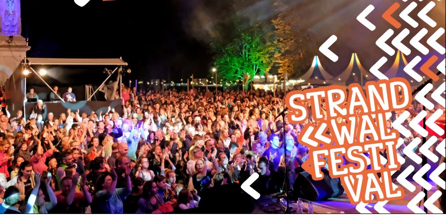 Caza en Shirma Rouse op podium Strandwalfestival