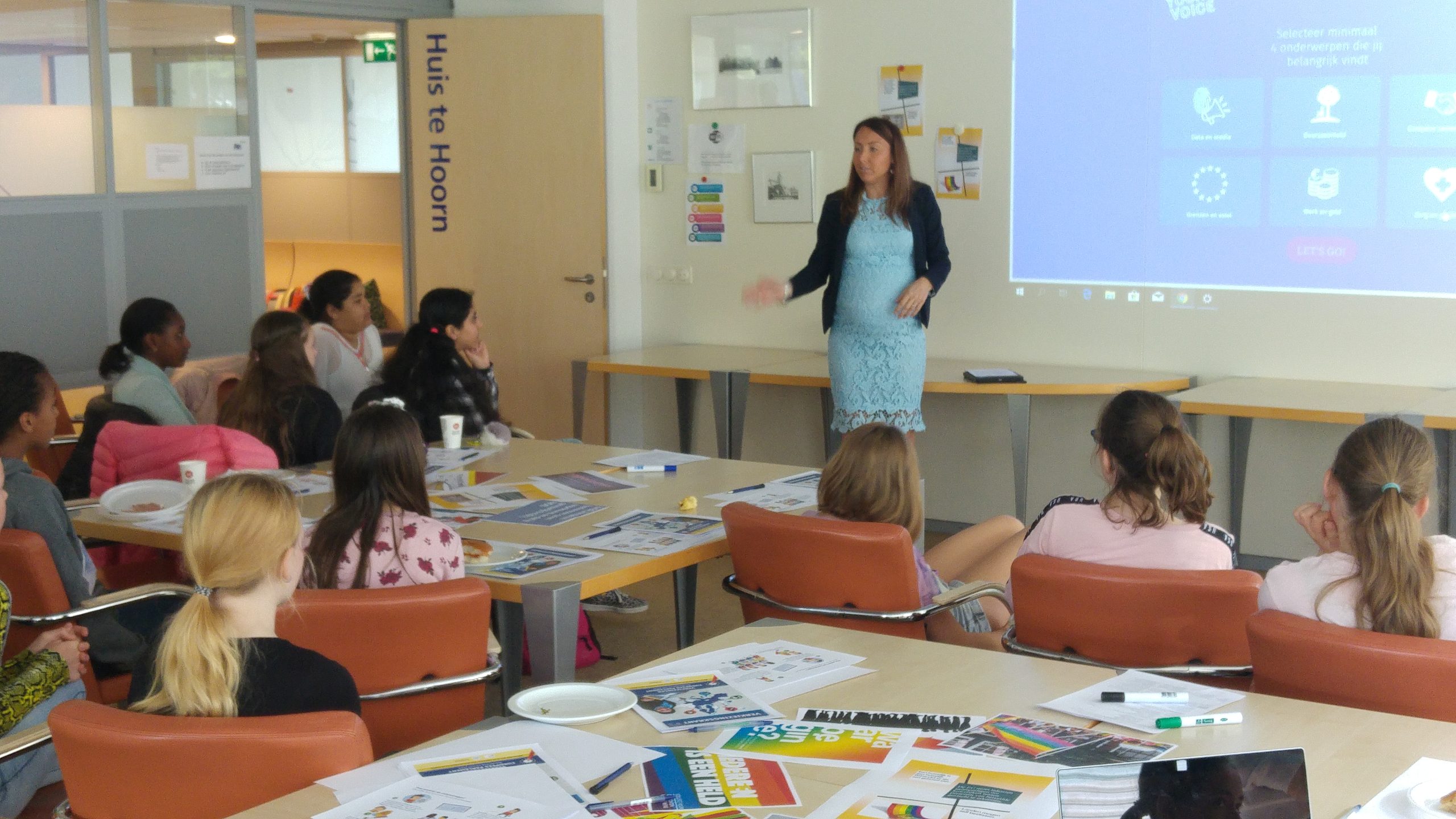 Basisschoolmeisjes maken kennis met politiek Basisschoolmeisjes maken kennis met politiek